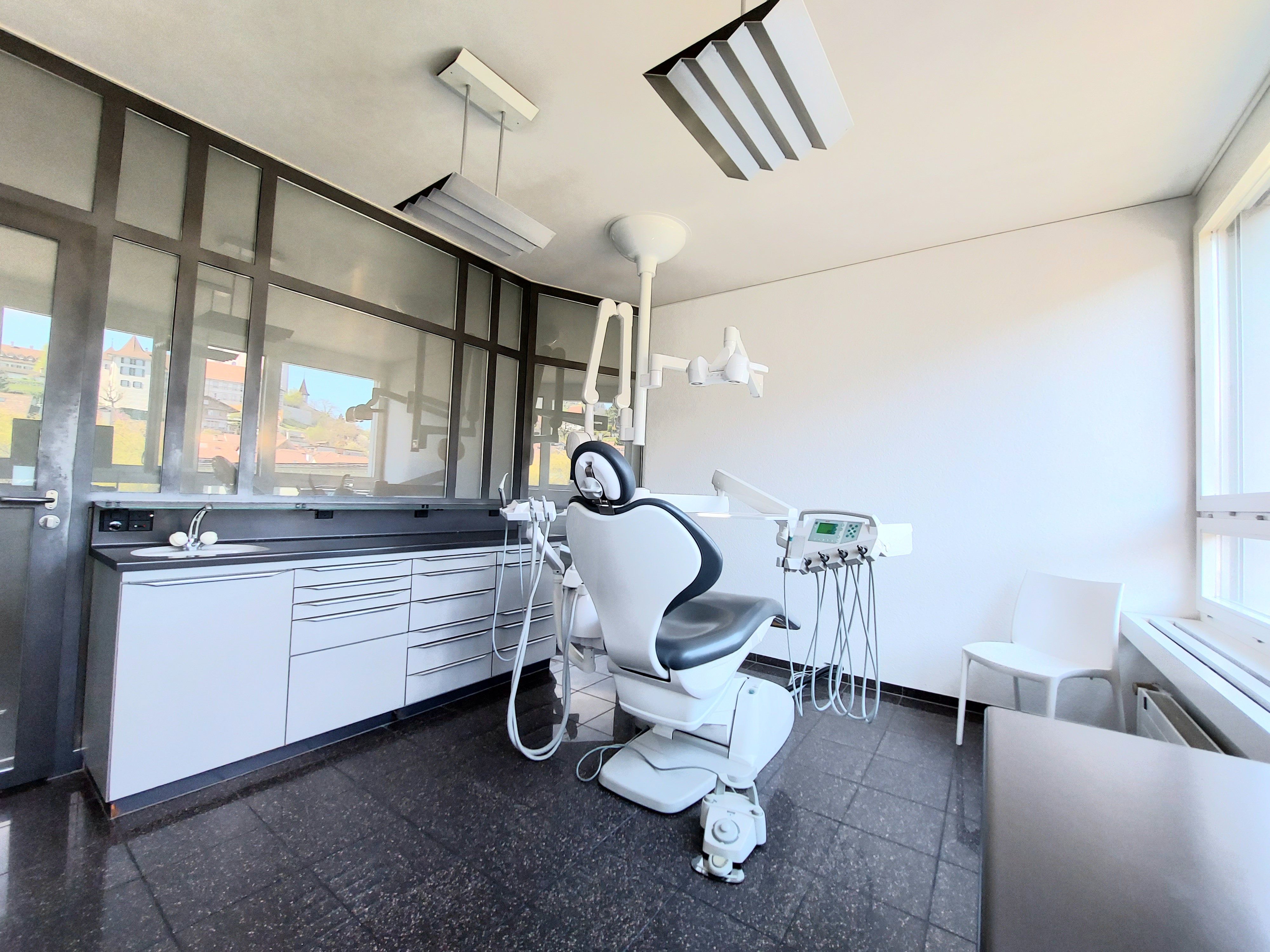 Behandlungszimmer der Zahnarztpraxis in Thun